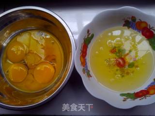 松软可口色泽金黄的———电饭锅海绵牛奶葡萄干蛋糕的做法步骤：2
