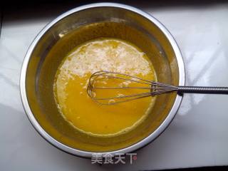 松软可口色泽金黄的———电饭锅海绵牛奶葡萄干蛋糕的做法步骤：3