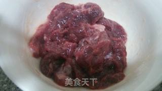 蒜香牛柳伴青椒的做法步骤：2