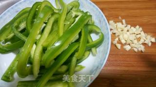 蒜香牛柳伴青椒的做法步骤：3