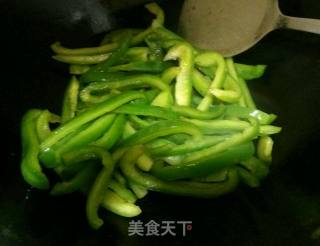 蒜香牛柳伴青椒的做法步骤：4