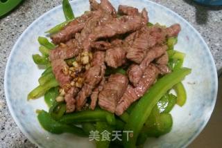 蒜香牛柳伴青椒的做法步骤：5
