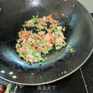 手抓饭---腊肉火腿饭团的做法步骤：5