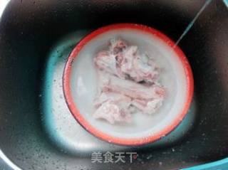 莲藕薏米骨头汤的做法步骤：2