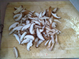 香菇炒肉的做法步骤：2