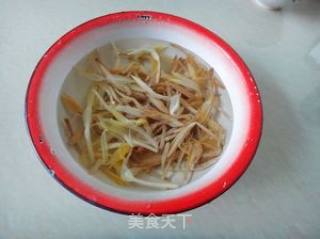 黄花菜炒脊肉的做法步骤：1