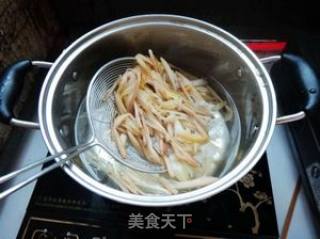 黄花菜炒脊肉的做法步骤：2