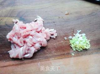 黄花菜炒脊肉的做法步骤：3