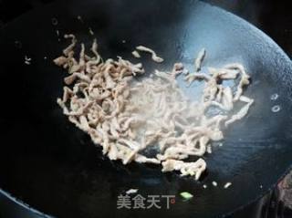 黄花菜炒脊肉的做法步骤：6