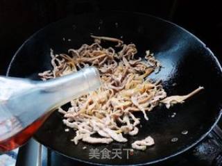 黄花菜炒脊肉的做法步骤：8
