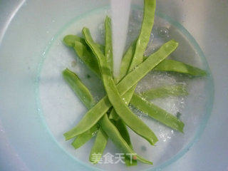 腐竹炒油豆角的做法步骤：3