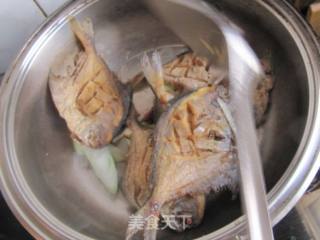 干烧鲳鱼的做法步骤：2