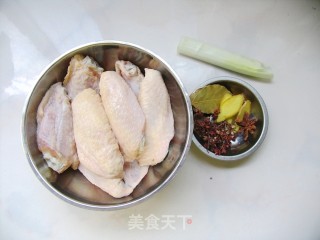 幸福就是如此简单——红焖鸡翅的做法步骤：1