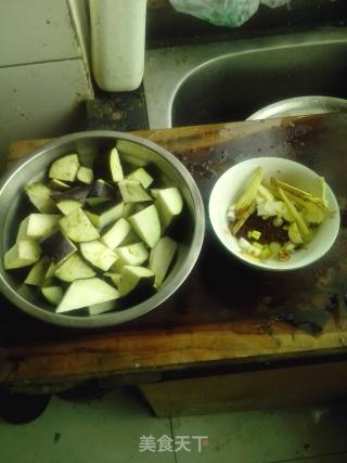 鱼香茄子的做法步骤：1