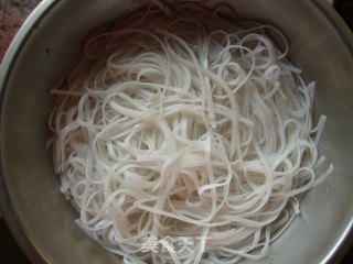 番茄肉片米粉的做法步骤：1