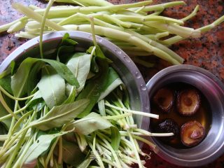 番茄肉片米粉的做法步骤：2