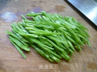 油豆角拌玉笋的做法步骤：3
