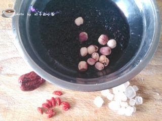 秋季养生粥---莲子黑米露的做法步骤：1