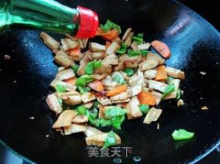 青椒煸豆干的做法步骤：5