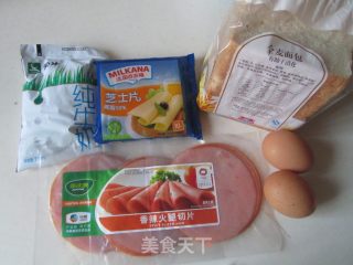 火腿西多士的做法步骤：1