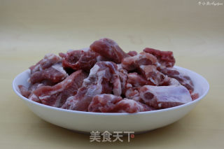 滋阴润燥益精补血色泽诱人的大爱美食—红烧排骨的做法步骤：1