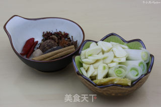 滋阴润燥益精补血色泽诱人的大爱美食—红烧排骨的做法步骤：2