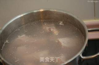 滋阴润燥益精补血色泽诱人的大爱美食—红烧排骨的做法步骤：3