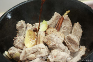 滋阴润燥益精补血色泽诱人的大爱美食—红烧排骨的做法步骤：9