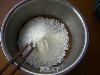 莲蓉蛋黄月饼的做法步骤：2