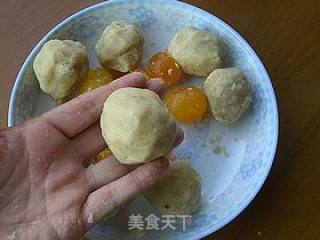 莲蓉蛋黄月饼的做法步骤：7