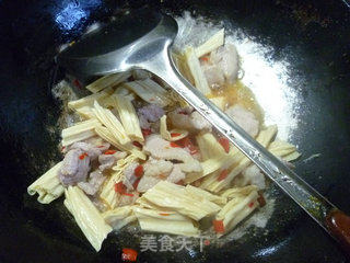 五花肉炒腐竹的做法步骤：8