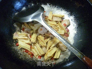 五花肉炒腐竹的做法步骤：12