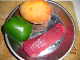 水果入菜——芒香牛柳的做法步骤：1
