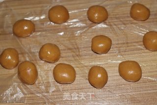 我的最爱——豆沙蛋黄月饼的做法步骤：11