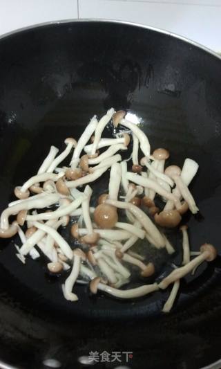 蘑菇菠菜肉丸面的做法步骤：2