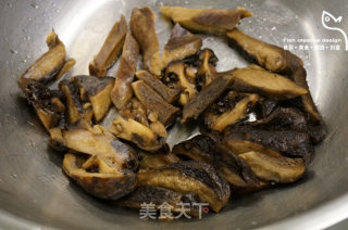 黑虎掌菌烩鸡肉的做法步骤：3