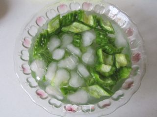 香菠凉瓜炒鸡片的做法步骤：2