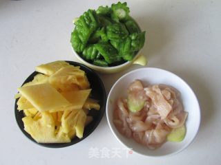 香菠凉瓜炒鸡片的做法步骤：4