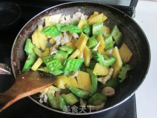 香菠凉瓜炒鸡片的做法步骤：7