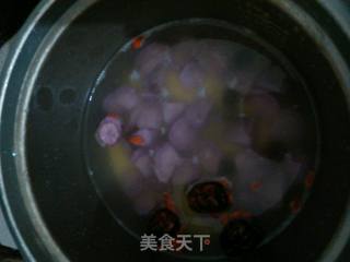紫薯红枣桂圆枸杞小米粥的做法步骤：1