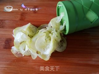 儿童创意饭----可爱的米奇寿司卷的做法步骤：5