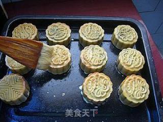 红莲蓉月饼的做法步骤：11