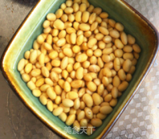 红焖猪脚黄豆的做法步骤：1