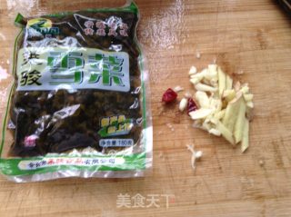 雪菜炒鸡翅的做法步骤：4