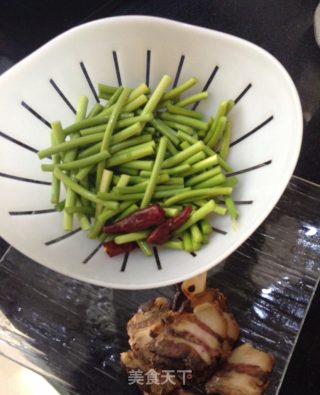 蒜苗炒腊肉的做法步骤：1