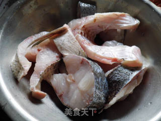 秘制五香熏鱼的做法步骤：1
