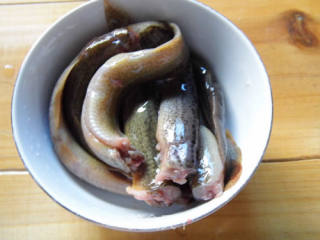 韩式泥鳅炖豆腐的做法步骤：1