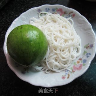 嫩南瓜炒粉的做法步骤：1