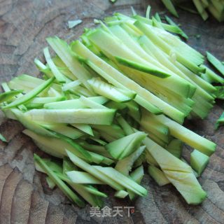 嫩南瓜炒粉的做法步骤：2