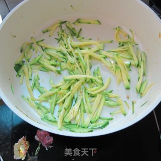 嫩南瓜炒粉的做法步骤：4